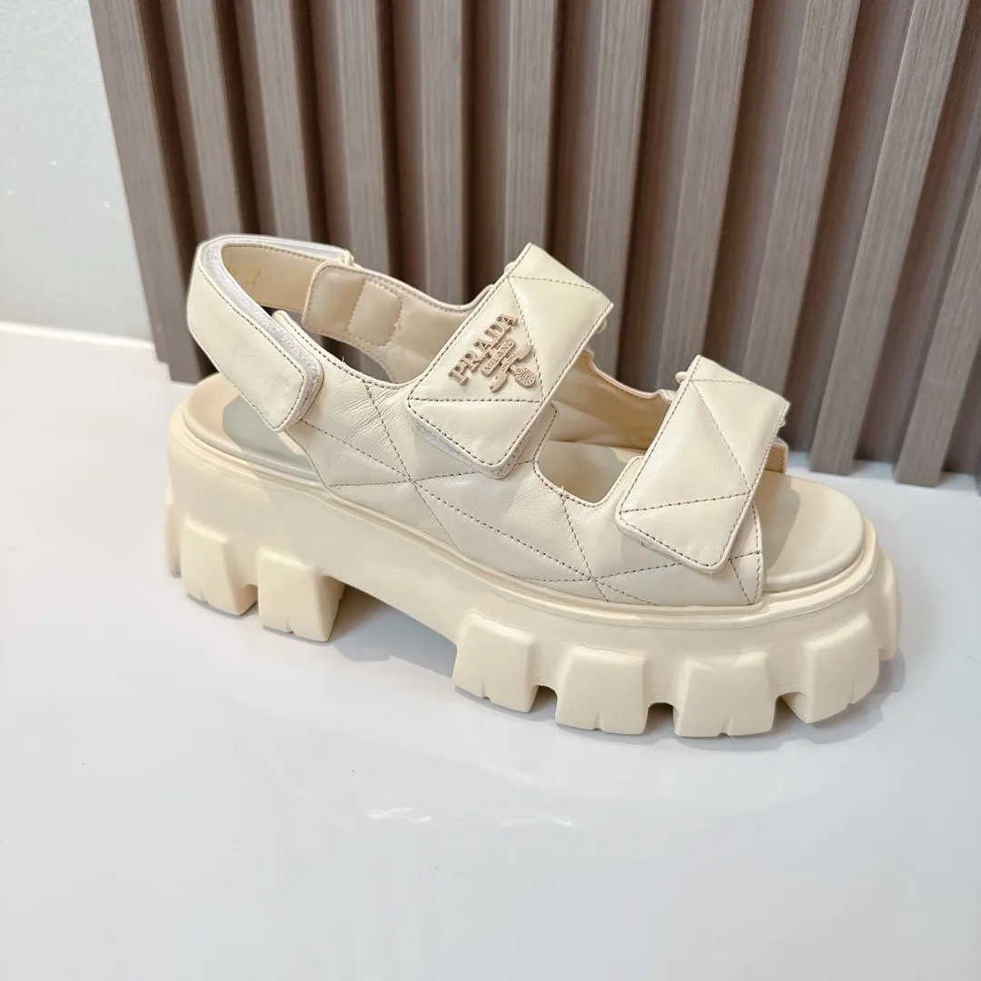 👟👟Ex-factory price 520👟👟 Prada 2024 new summer sandals series Thick-soled sandals This is a must-have for summer. It feels soft and delicate on the feet and is extremely comfortable. You can match it as you like. Original molded midsole. Original foaming technology tooth outsole, size 35-41.